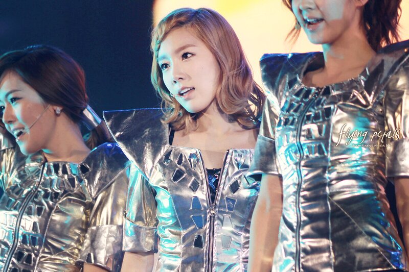 111209 Girls' Generation Taeyeon at Girls' Generation 2011 Tour in Singapore documents 11