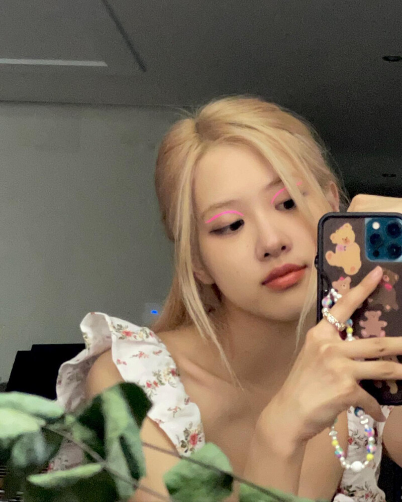 210831 - ROSÉ Instagram Update documents 1