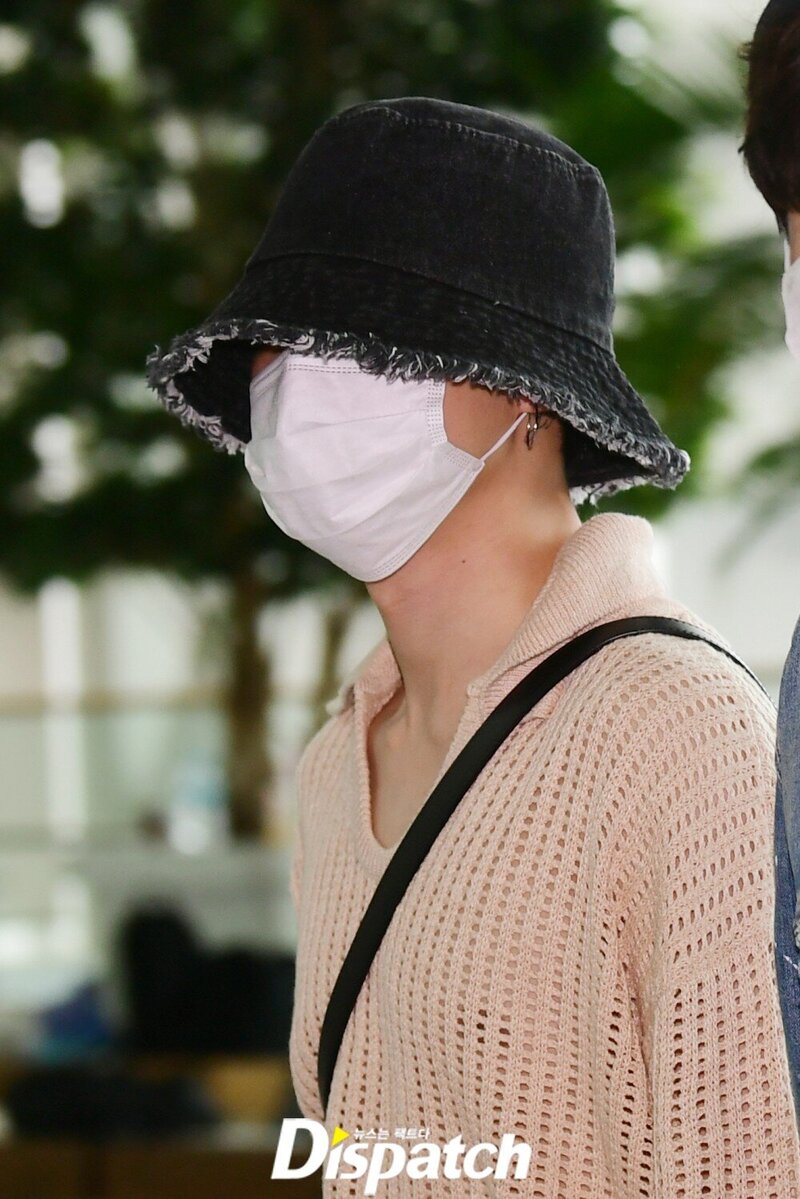 220528 BTS Jimin at Incheon International Airport Departing for the United States to Attend the White House Invitation documents 3