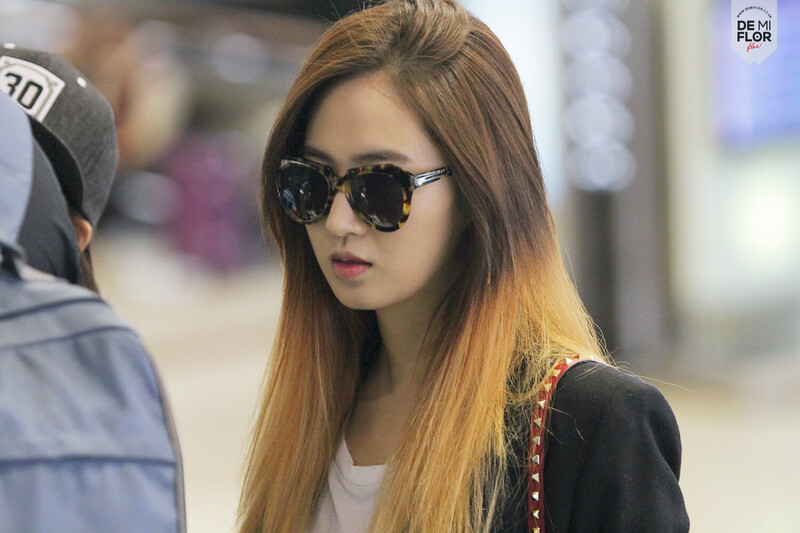 140301 Girls' Generation Yuri at Gimpo Airport documents 1