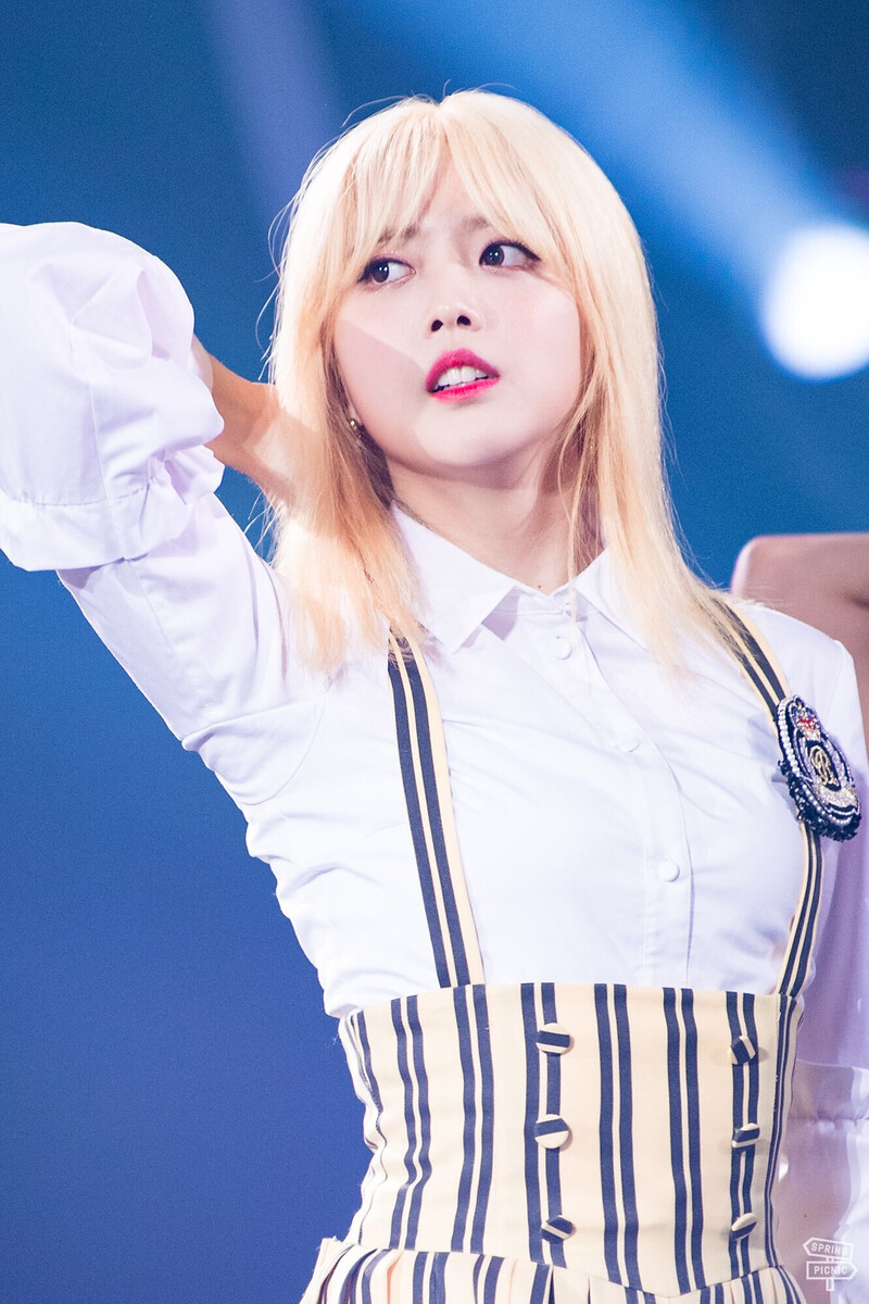 180914 Weki Meki Suyeon at Fever Festival documents 3