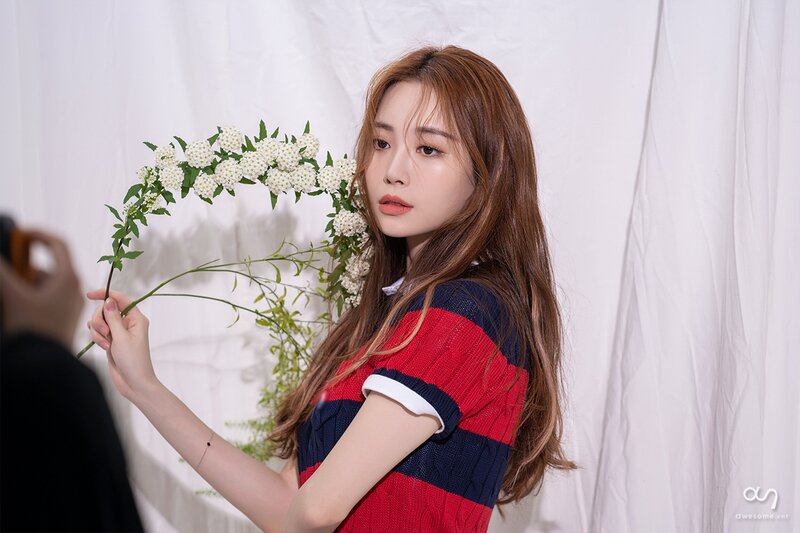 220524 Awesome Ent Naver Post - Kim Yura - #Legend Photoshoot Behind documents 14
