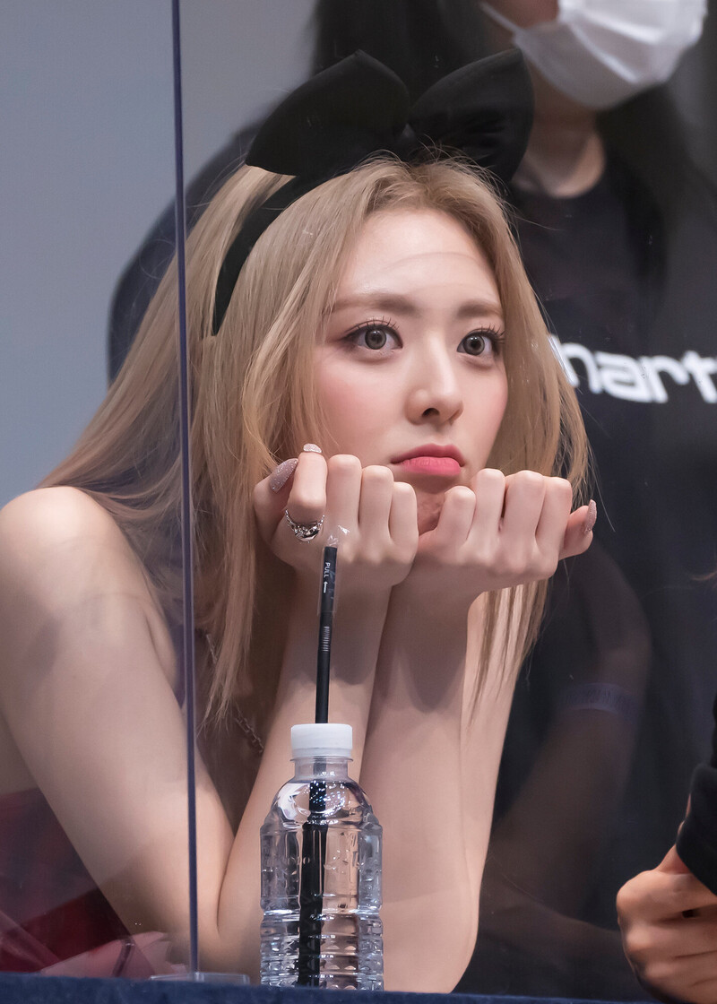 220721 ITZY Yuna - Fansign Event documents 2