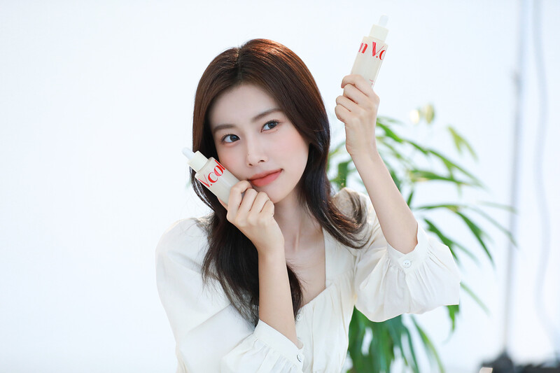 221029 8D Naver Post - Kang Hyewon - Manyo Factory Photoshoot Behind documents 11