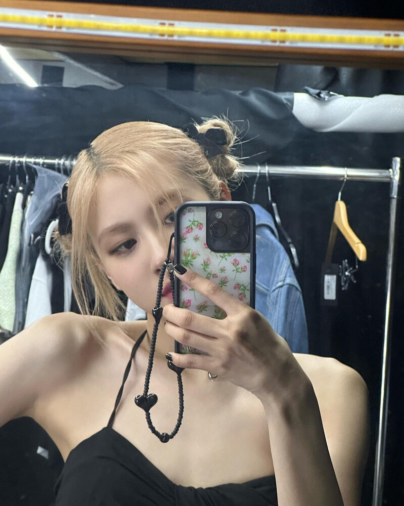 230522 - ROSÉ Instagram Update documents 1