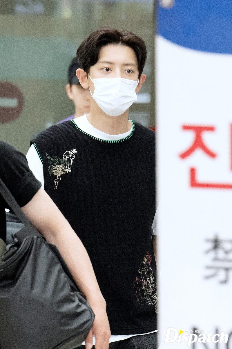 230610 EXO Chanyeol at Gimpo Airport documents 2