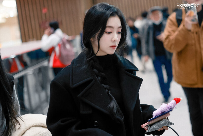 250106 Red Velvet Irene at Inceon Airport documents 8