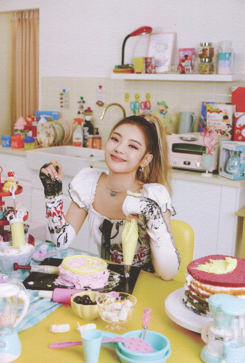 ITZY 'Crazy In Love' Album Scans documents 1