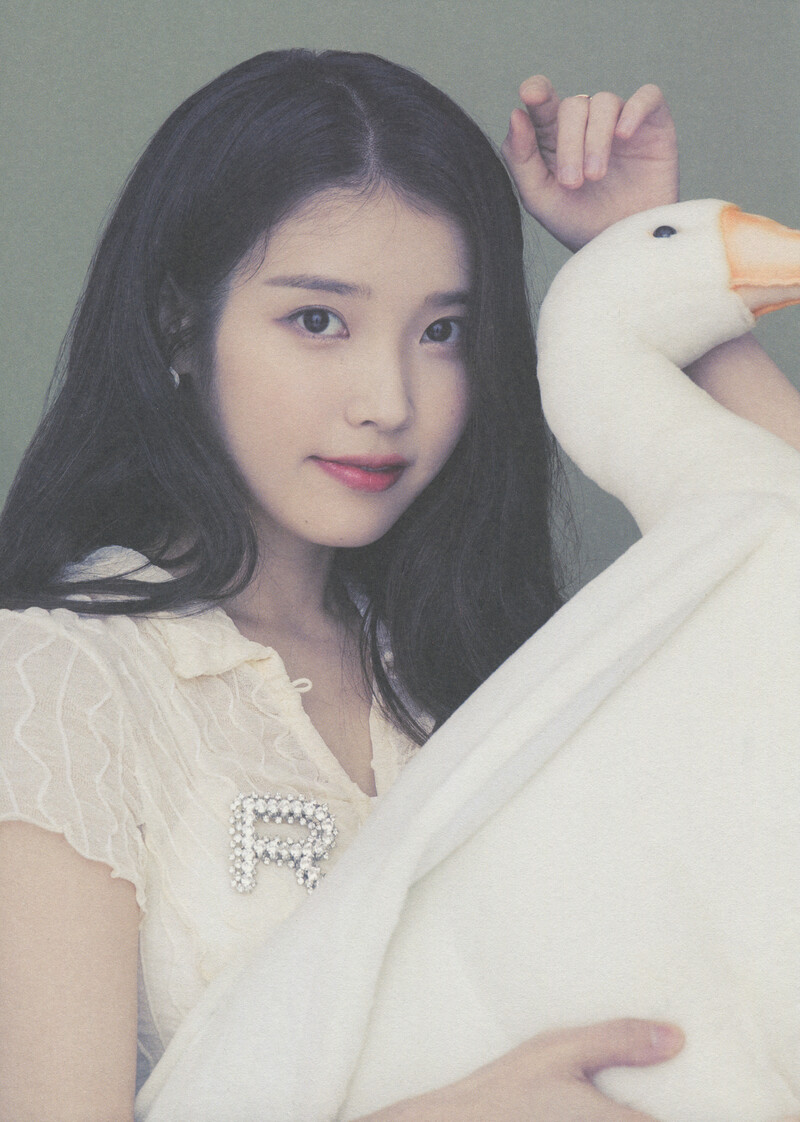 IU 2022 Season's Greetings (Scans) documents 3