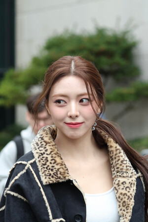 241101 ITZY Yuna - Music Bank Commute