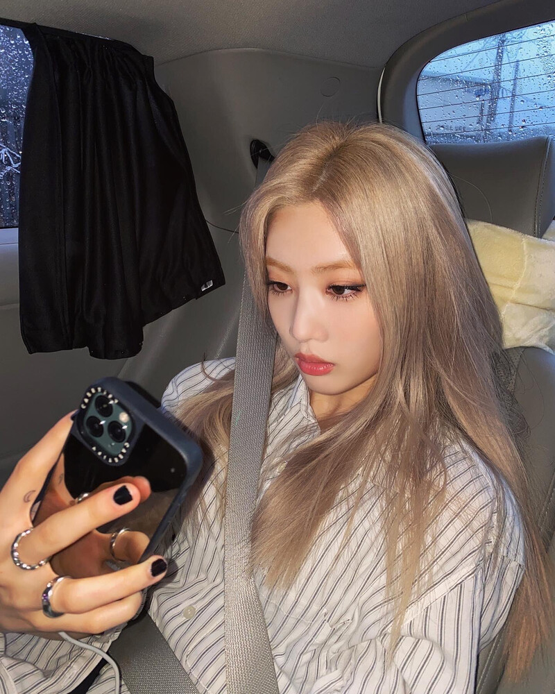 210912 LOONA Twitter Update - Kim Lip | kpopping