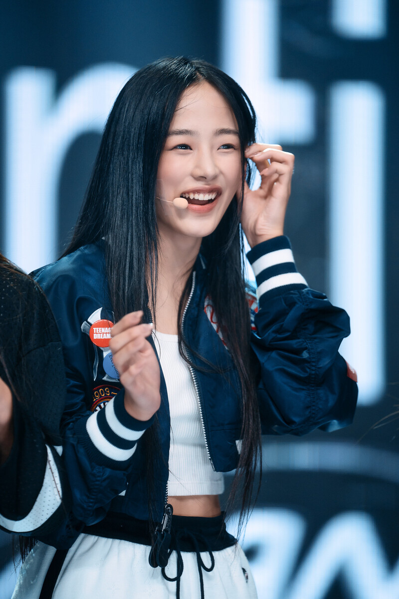 220807 NewJeans Minji 'Attention' at Inkigayo documents 1