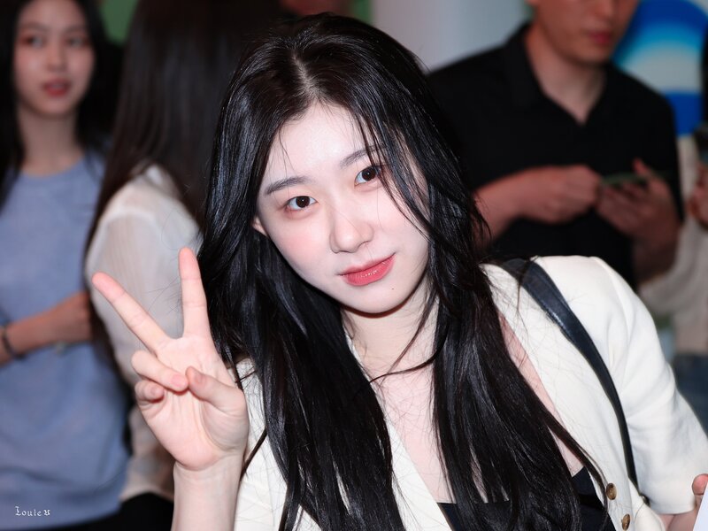 240605 ITZY Chaeryeong at Incheon International Airport documents 3
