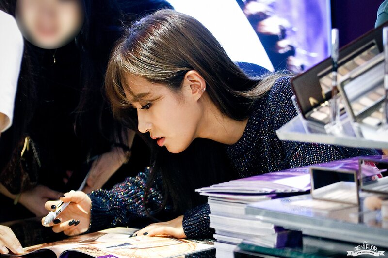150909 Girls' Generation Yuri at Urban Decay Fansign documents 15