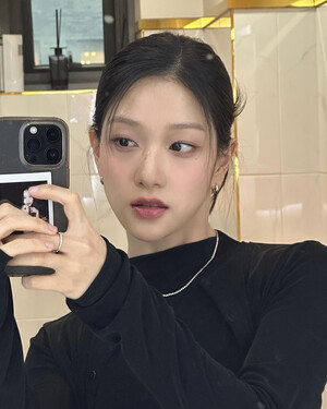 241218 fromis_9 Seoyeon Instagram Update