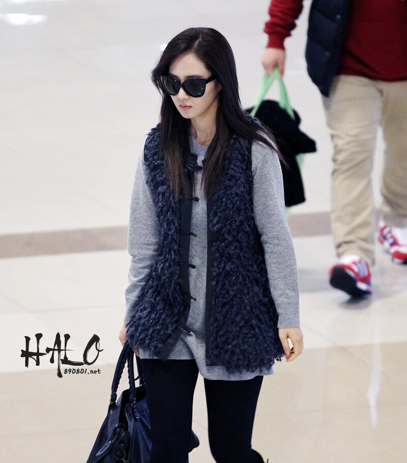 121108 Girls' Generation Yuri at Gimpo Airport documents 2