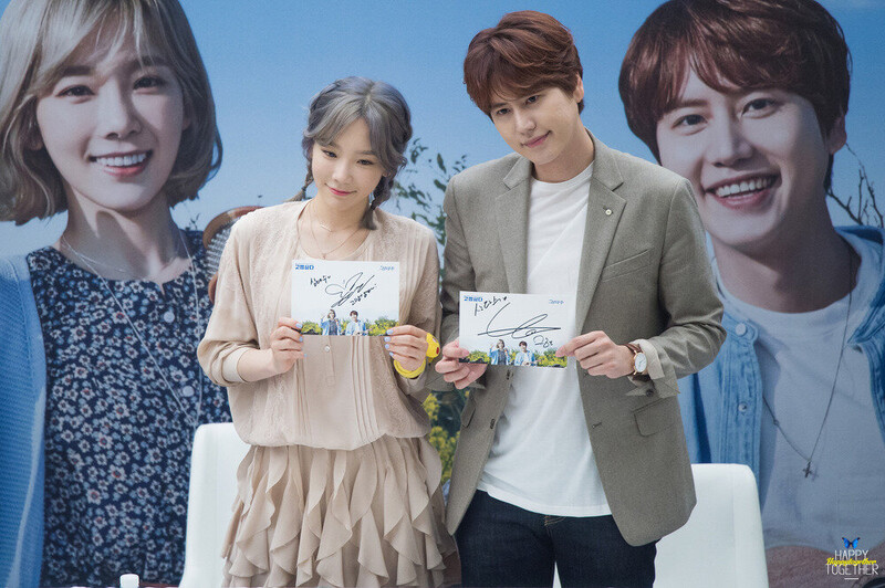 160923 Girls' Generation Taeyeon & Super Junior Kyuhyun at COEX 'Samdasoo' Fansign documents 4