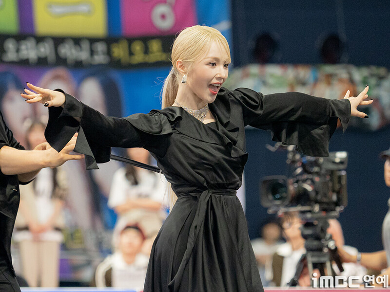 240918 WOOAH Nana - 2024 Idol Star Athletics Championships - ISAC Dance Sports behind documents 26