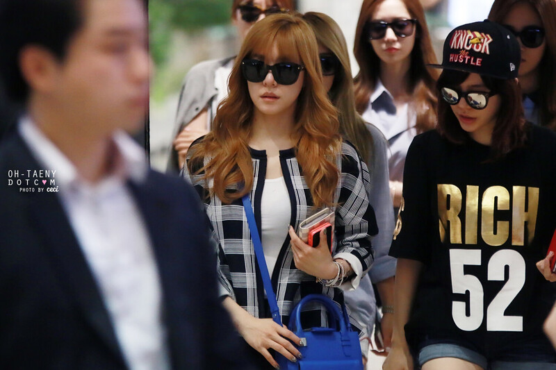 140803 Girls' Generation Tiffany at Incheon Airport documents 3