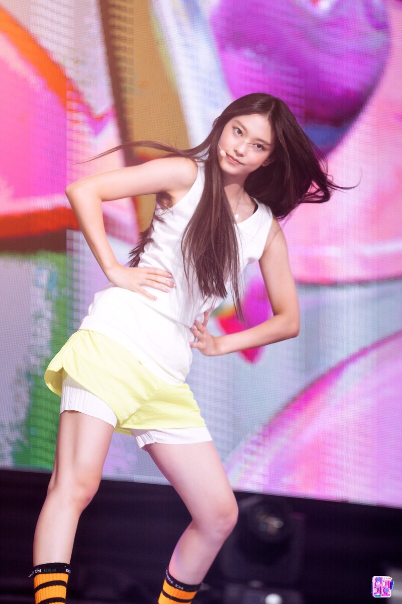 220814 NewJeans Haerin - 'Attention' at Inkigayo documents 4
