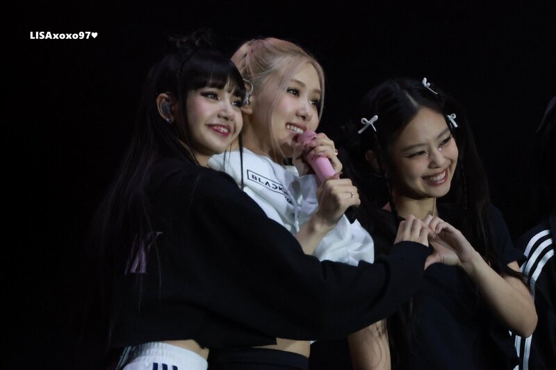 221120 JENNIE, LISA & ROSÉ - 'BORN PINK' Concert in Los Angeles Day 2 documents 1