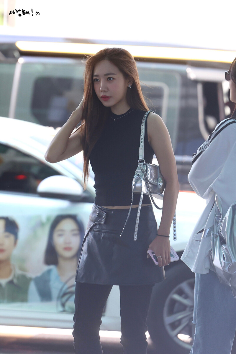 230908 Apink NAMJOO at Incheon international airport documents 5