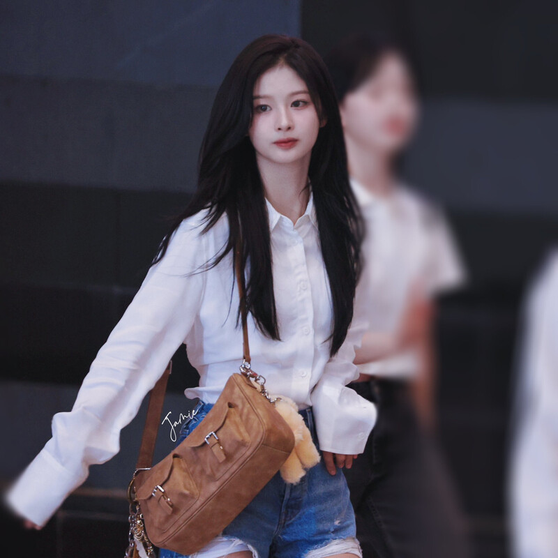 240628 NMIXX Sullyoon at Gimpo International Airport documents 12