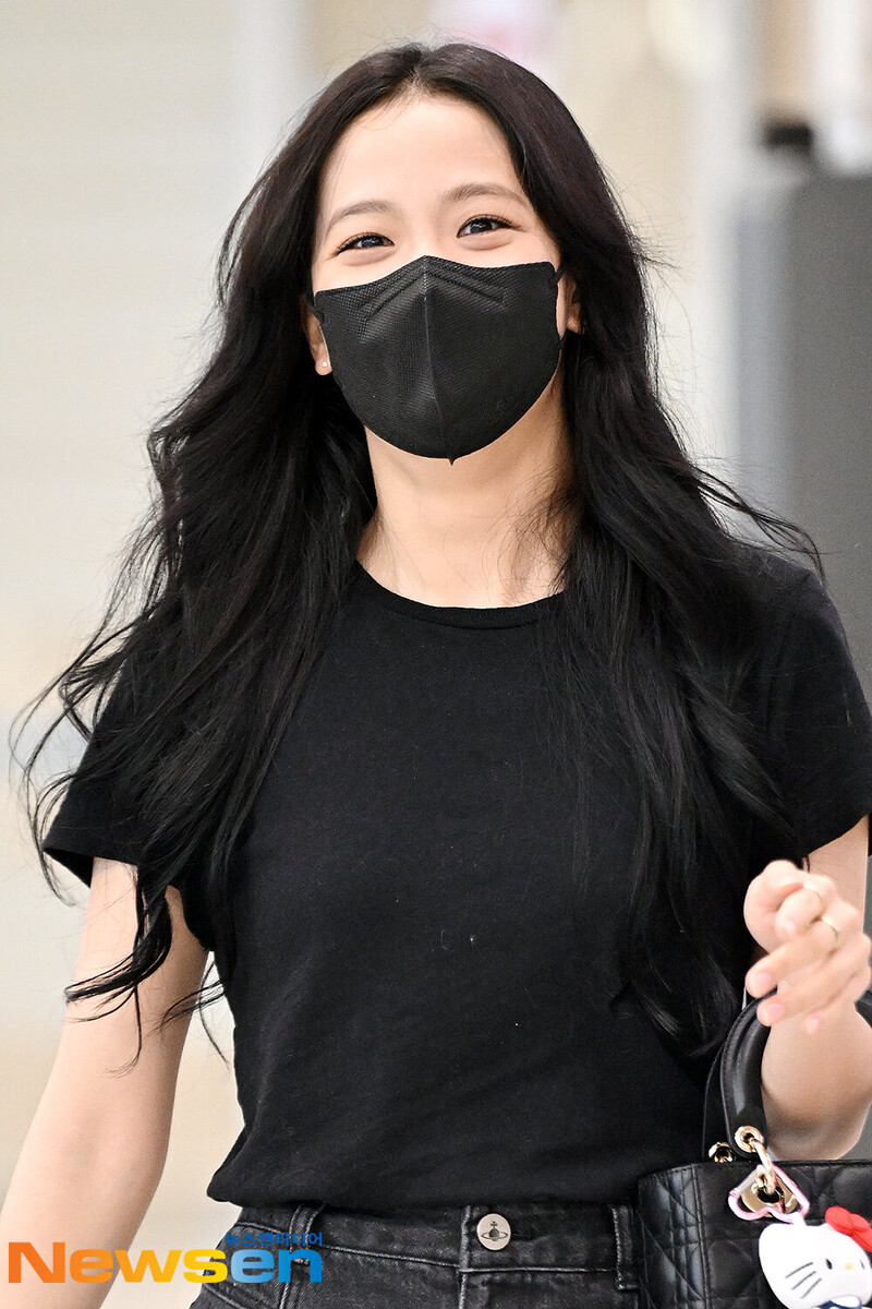 240711 Jisoo at Incheon International Airport documents 1