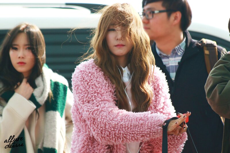 141121 Girls' Generation Tiffany at Incheon Airport documents 2