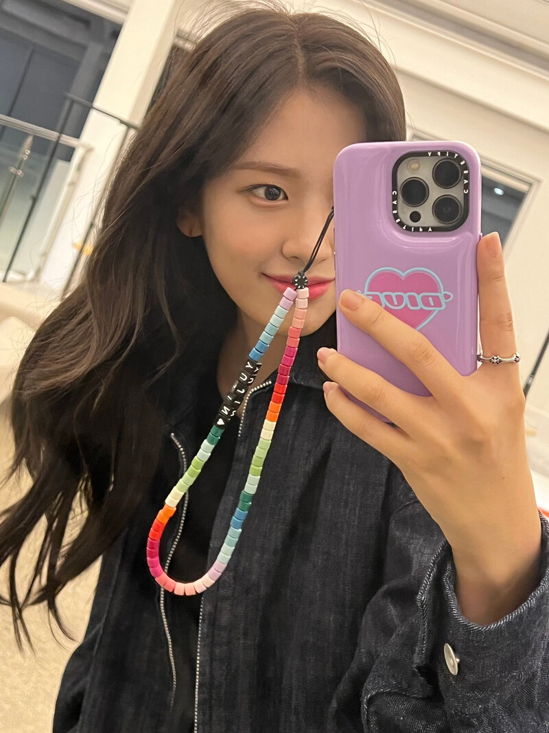 220822 IVE Twitter Update - Yujin documents 2