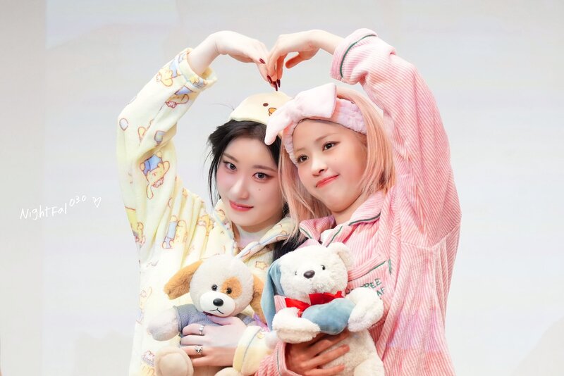 240114 ITZY Chaeryeong and Ryujin - Soundwave Fansign Event documents 2