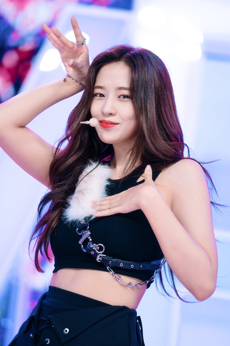 220828 IVE Yujin - 'After Like' at Inkigayo documents 16