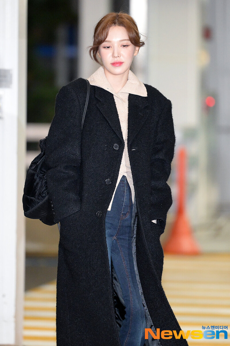 231118 Red Velvet Wendy at Incheon International Airport documents 1