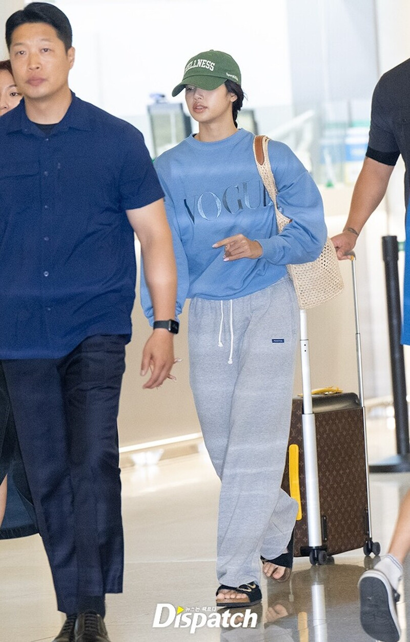 240810 - LISA at Incheon International Airport documents 2