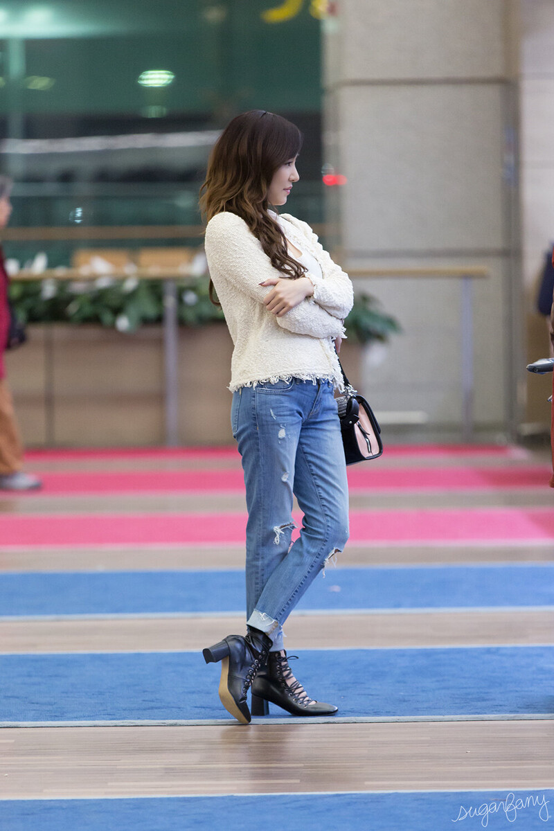 160222 Girls' Generation Tiffany at Incheon Airport documents 2