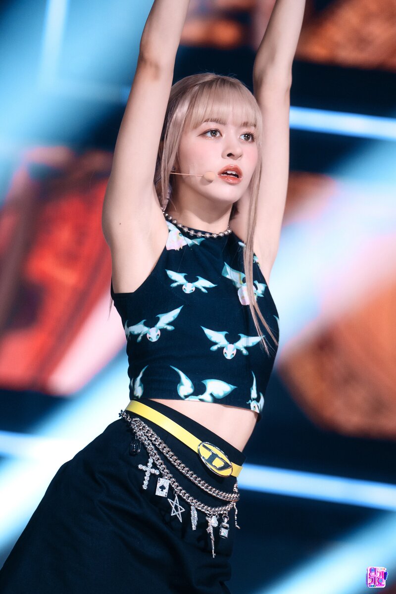 221002 NMIXX Lily - 'DICE' at Inkigayo documents 5