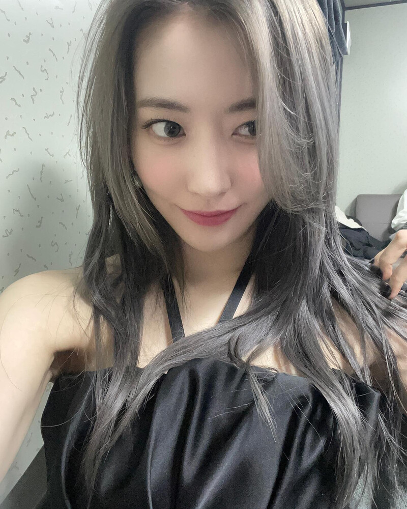 230406 LE SSERAFIM Sakura Instagram Update documents 1