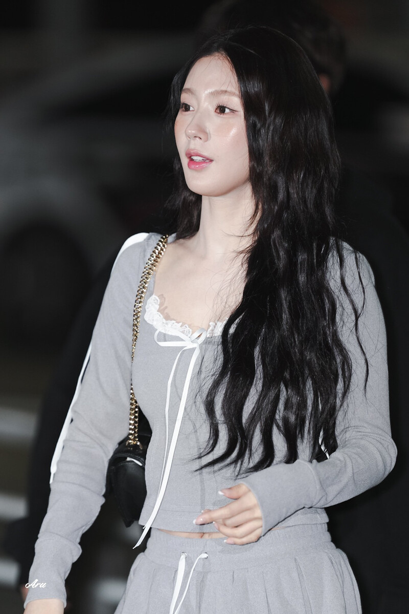 240418 (G)I-DLE Miyeon - ICN Airport documents 6