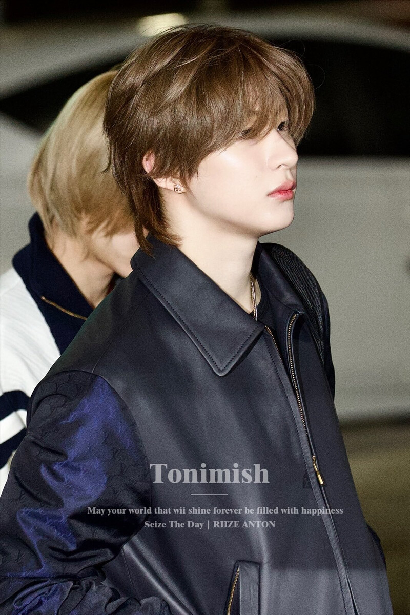 240418 RIIZE Anton at Incheon International Airport documents 6