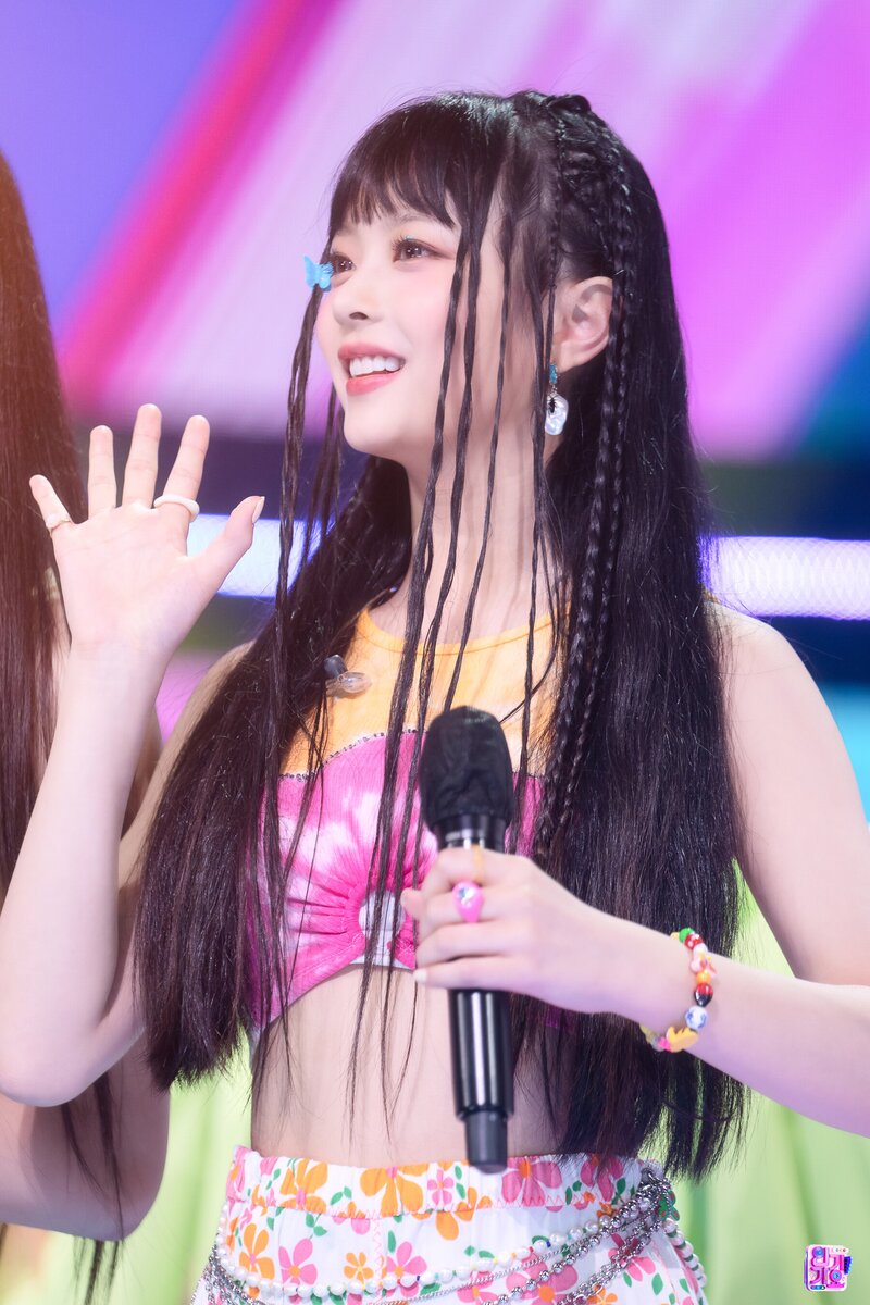 220821 NewJeans Hanni - 'Attention' at Inkigayo documents 3