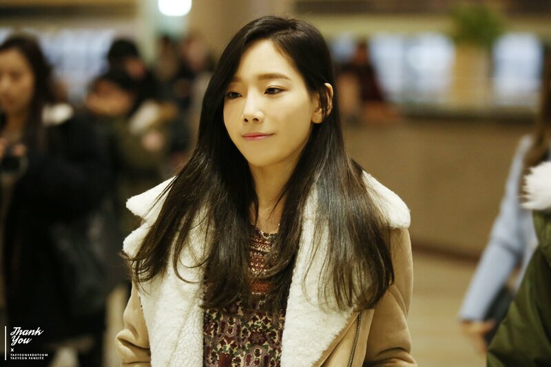 150114 Girls' Generation Taeyeon at Gimpo Airport documents 12