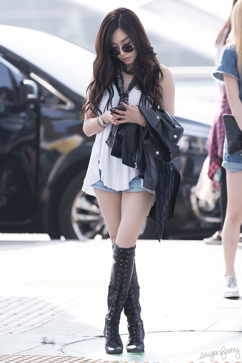 150610 Girls' Generation Tiffany at Incheon Airport documents 8