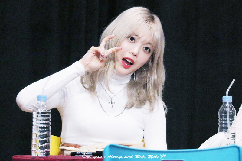 181125 Weki Meki Suyeon at Busan 'KISS, KICKS' Fansign documents 3