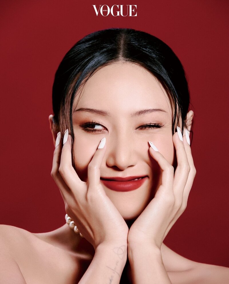 MAMAMOO HWASA for VOGUE Korea x VALENTINO Beauty June Issue 2022 documents 1