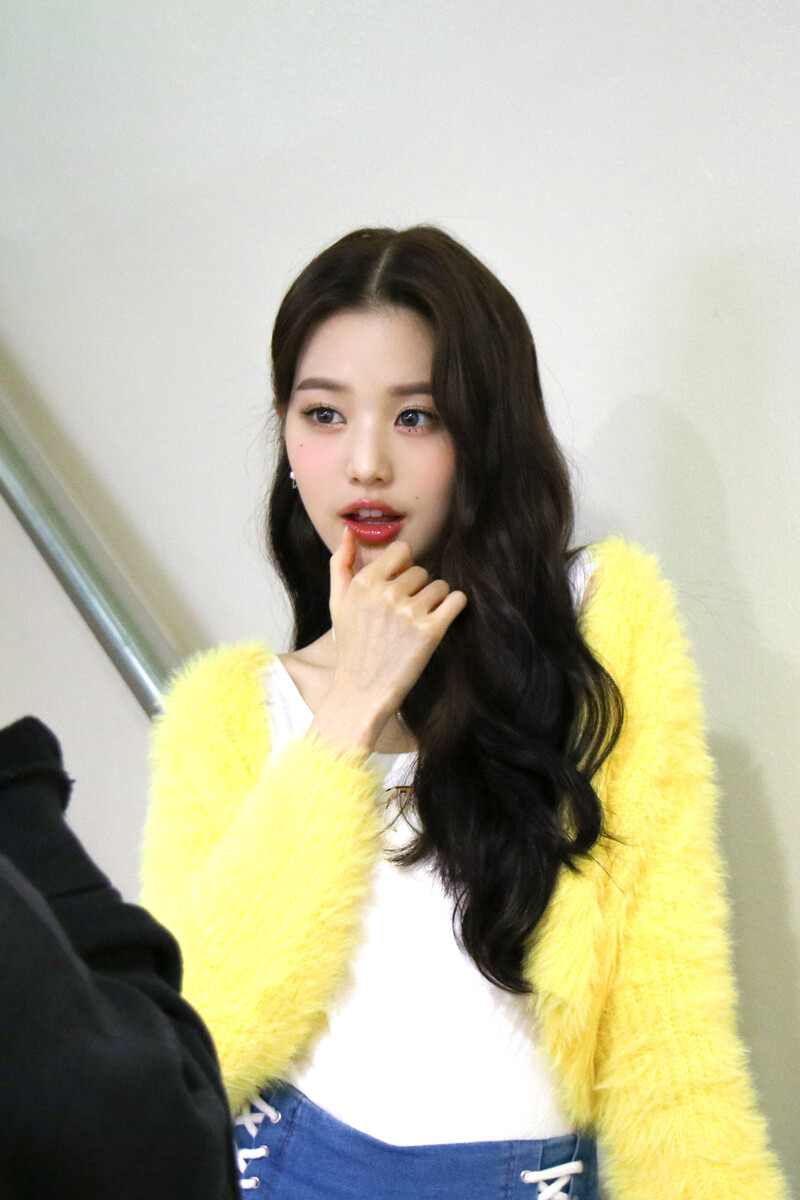 211018 Starship Naver Post - Wonyoung - Inkigayo MC Behind documents 6