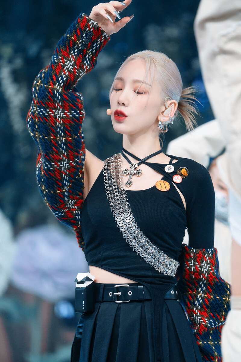 220220 Taeyeon - 'INVU' at Inkigayo documents 21