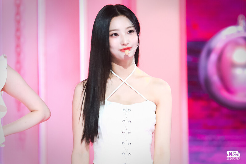 230611 fromis_9 Saerom - ‘#menow’ at Inkigayo documents 1