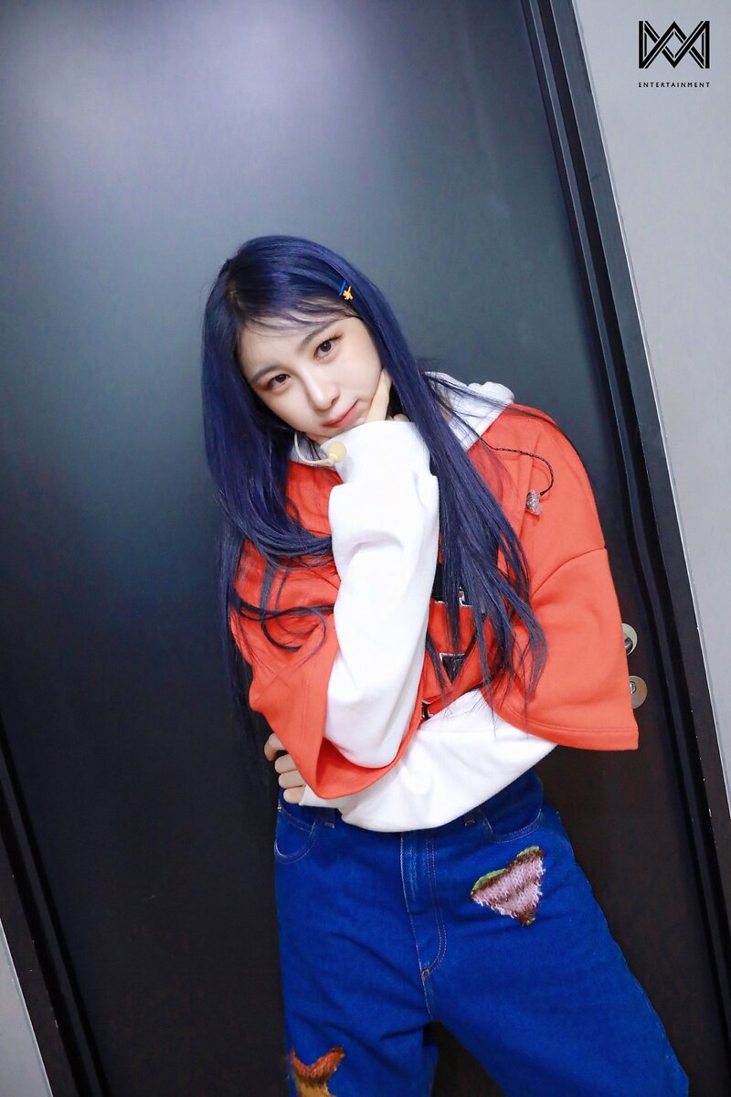 231102 WM Naver - Lee Chae Yeon 'LET'S DANCE' Promotional Activities Behind documents 14