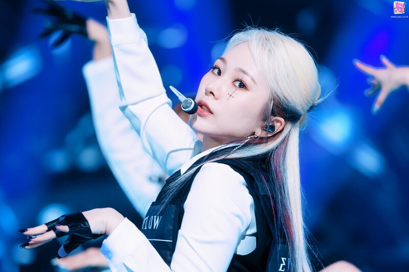 211212 EVERGLOW Mia - "PIRATE" at Inkigayo documents 6