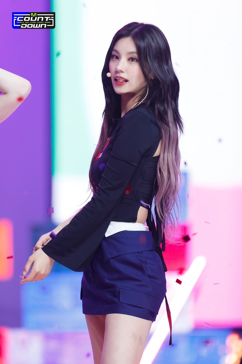 220721 ITZY Yeji - 'SNEAKERS' at M Countdown documents 20